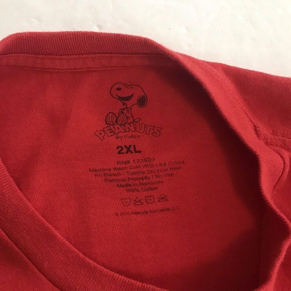 Snoopy Santa Men's Sz 2XL Short Sleeve T-Shirt Peanuts Christmas Tee Holiday Red - Picture 5 of 5